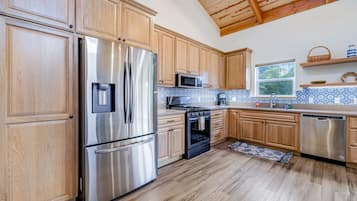 KylskÄp, mikrovÄgsugn, ugn och spishÀll