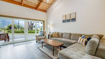 Tv, bordsfotboll och kontor