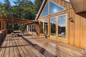 Outdoor dining - Expansive retreat with ridge top views & hot tub (Little River)
