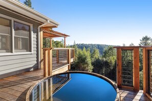 Outdoor spa tub - Expansive retreat with ridge top views & hot tub (Little River)