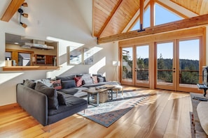 TV, fireplace, table football, offices - Expansive retreat with ridge top views & hot tub (Little River)