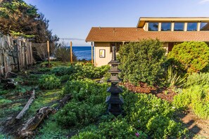 Property grounds - Tideaway Private Hot Tub and Expansive Ocean View (Fort Bragg)