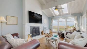 Tv, eldstad och kontor