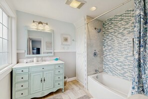Douche, séchoir à cheveux, serviettes fournies, shampooing