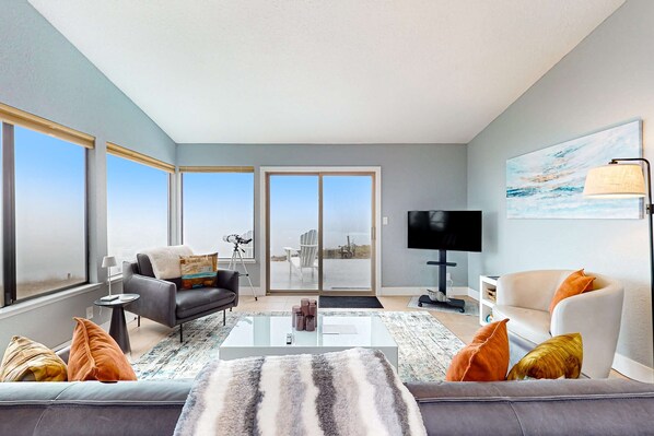 Living area - Ocean views with Abundant Wildlife and Hot Tub (Albion)