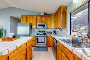 Private kitchen - Ocean views with Abundant Wildlife and Hot Tub (Albion)