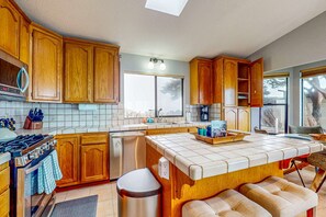 Private kitchen - Ocean views with Abundant Wildlife and Hot Tub (Albion)