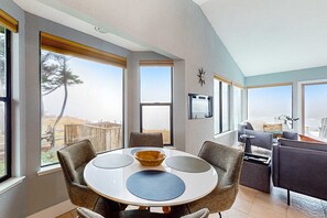 Dining - Ocean views with Abundant Wildlife and Hot Tub (Albion)