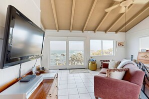 Televisión, reproductor de DVD y estéreo 