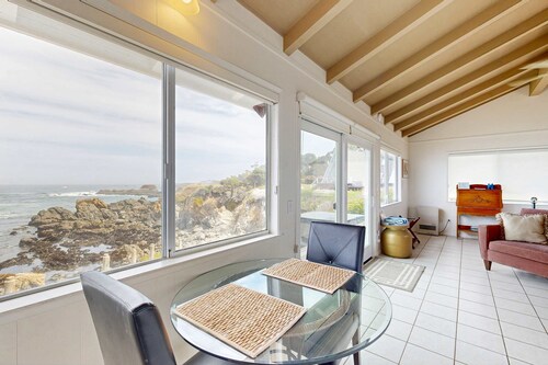 Relaxing Oceanfront Retreat with Hot Tub