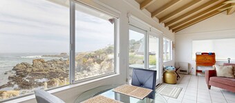 Relaxing Oceanfront Retreat with Hot Tub