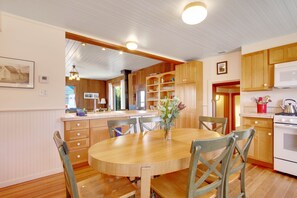 Dining - Spectacular Mendocino Home- Sea View, Sauna, Lofts (Mendocino)