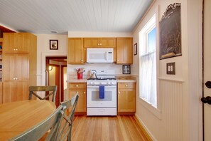 Fridge, microwave, oven, stovetop - Spectacular Mendocino Home- Sea View, Sauna, Lofts (Mendocino)