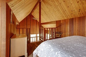 2 bedrooms, iron/ironing board, WiFi, bed sheets - Spectacular Mendocino Home- Sea View, Sauna, Lofts (Mendocino)