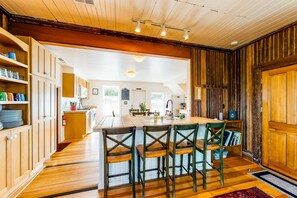 Fridge, microwave, oven, stovetop - Stunning Mendocino Home & Cottage -Sauna, Sea View (Mendocino)