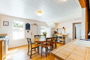 Dining - Stunning Mendocino Home & Cottage -Sauna, Sea View (Mendocino)