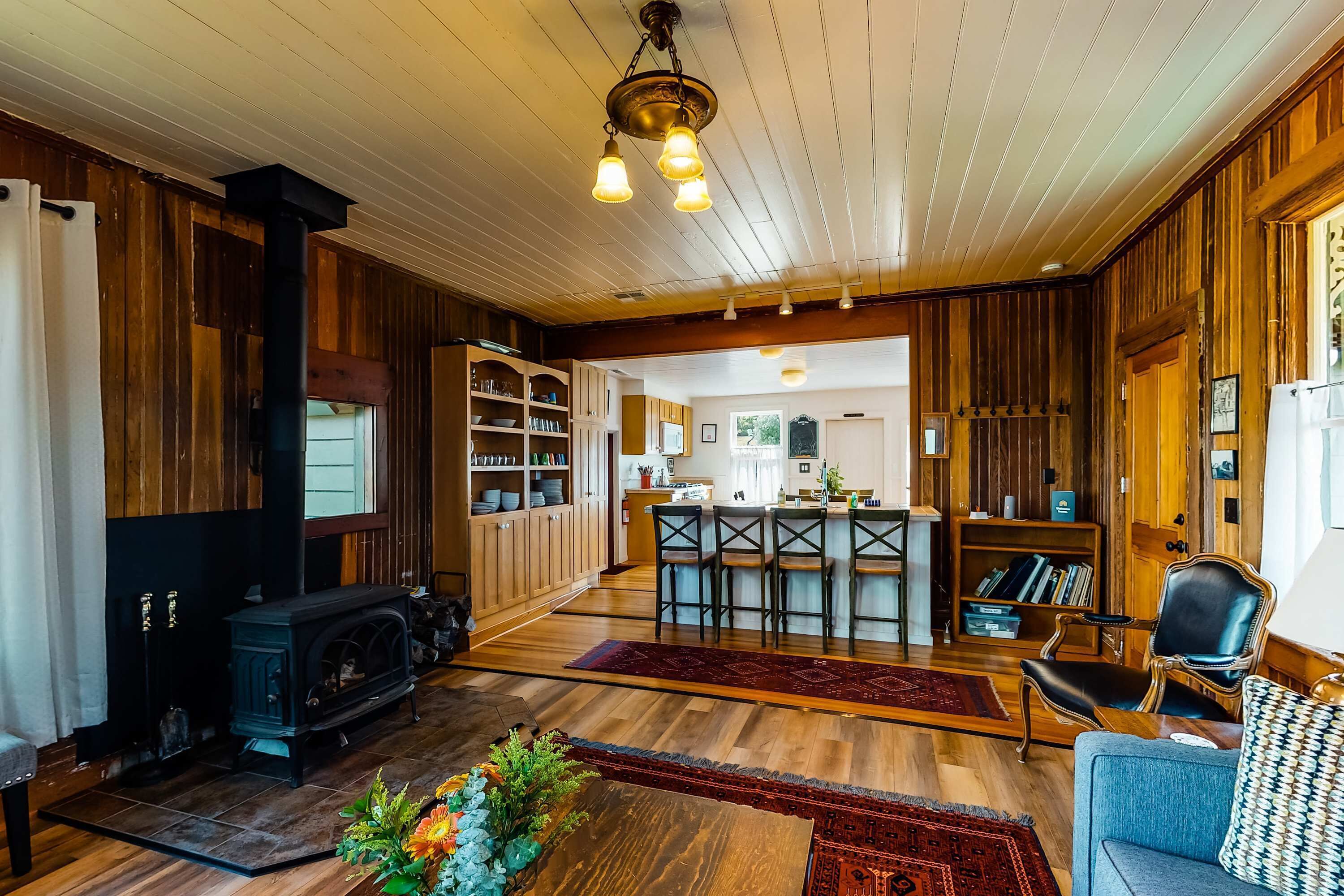 TV, peis og kontorer