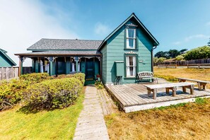 Outdoor dining - Stunning Mendocino Home & Cottage -Sauna, Sea View (Mendocino)