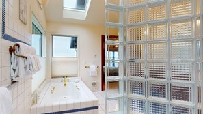 Douche, séchoir à cheveux, serviettes fournies