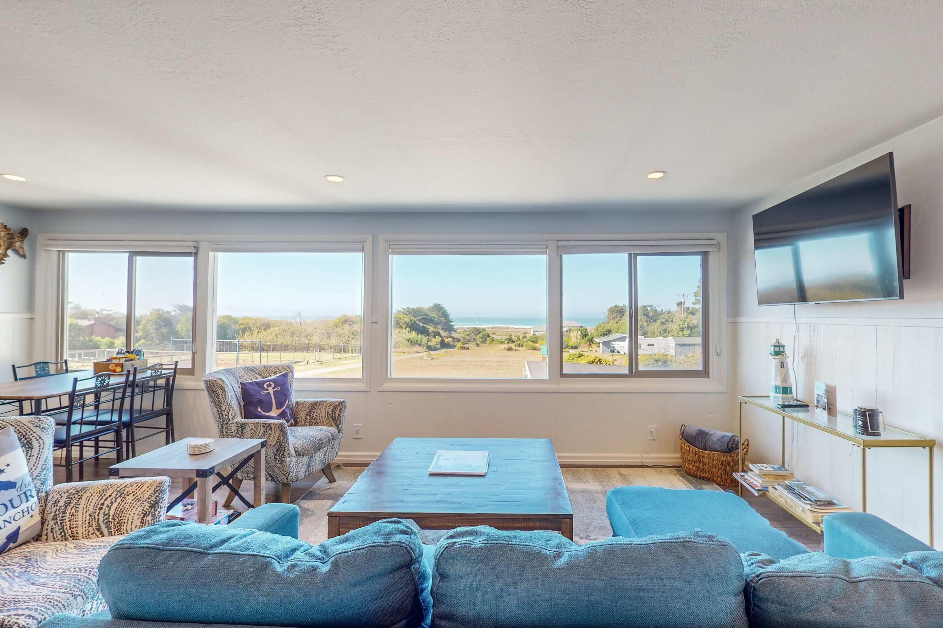 تلفزيون، مدفأة، مكتب