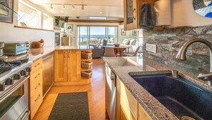 Una cocina moderna con armarios de madera, encimera de granito y una isla grande.