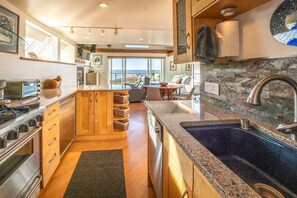 Coffee/tea maker, fridge, microwave, oven - Spectacular Oceanfront Studio with Hot Tub & Loft (Fort Bragg)