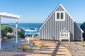 Property grounds - Spectacular Oceanfront Studio with Hot Tub & Loft (Fort Bragg)