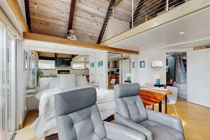 WiFi, bed sheets - Spectacular Oceanfront Studio with Hot Tub & Loft (Fort Bragg)