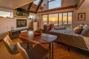 TV, offices - Spectacular Oceanfront Studio with Hot Tub & Loft (Fort Bragg)
