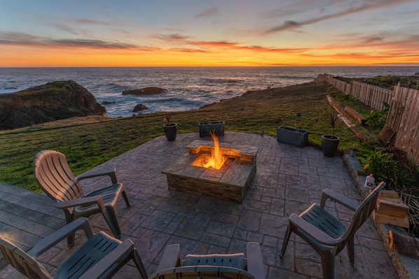 Terrace/patio - Spectacular Oceanfront Studio with Hot Tub & Loft (Fort Bragg)