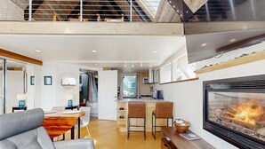Un interior moderno con chimenea, comedor y cocina.