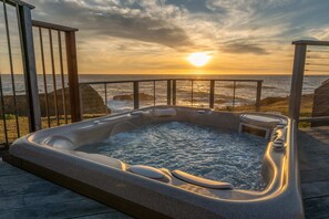 Outdoor spa tub - Spectacular Oceanfront Studio with Hot Tub & Loft (Fort Bragg)