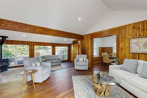 TV, fireplace, offices - Coastal Cottage - Hot Tub, Yard, Pets Welcome (Fort Bragg)