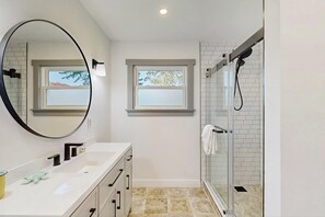 Shower, hair dryer, towels, shampoo - Coastal Cottage - Hot Tub, Yard, Pets Welcome (Fort Bragg)