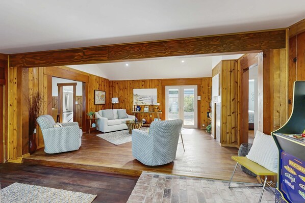 Lobby - Coastal Cottage - Hot Tub, Yard, Pets Welcome (Fort Bragg)