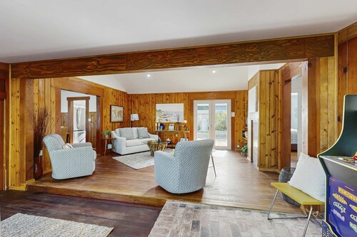 Coastal Cottage - Hot Tub, Yard, Pets Welcome