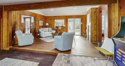 Coastal Cottage - Hot Tub, Yard, Pets Welcome