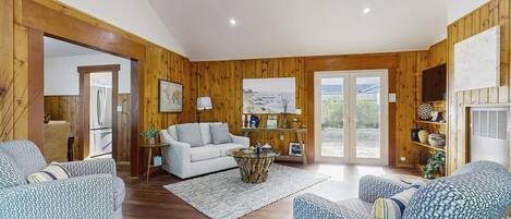 Televisio, takka, työhuone