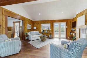 TV, fireplace, offices