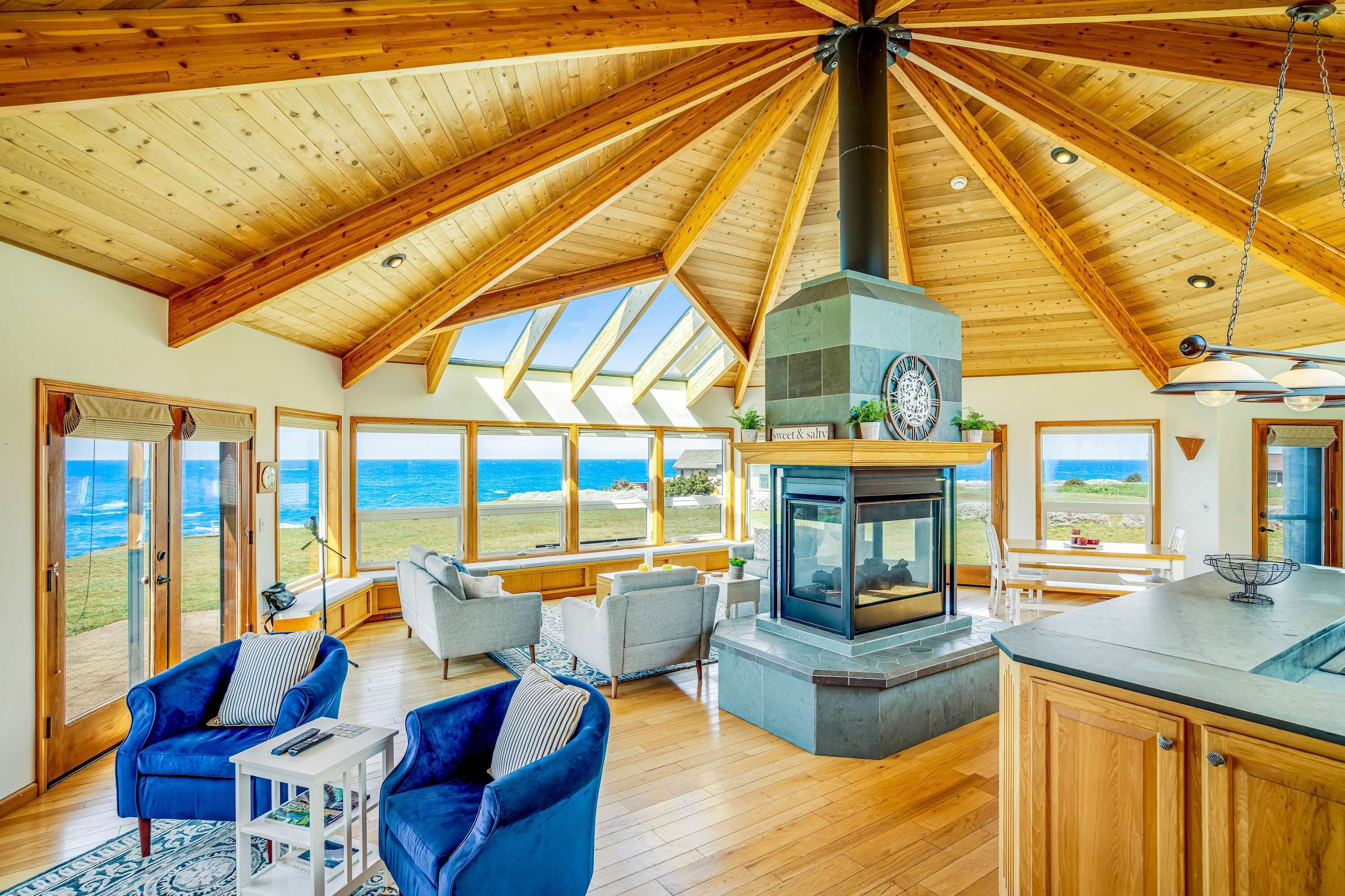 Fort Bragg Oceanfront Home - Hot Tub & Game Room - Fort Bragg, CA