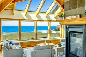 TV, lareira, videogames, pebolim