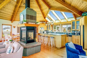 Interior - Fort Bragg Oceanfront Home - Hot Tub & Game Room (Fort Bragg)