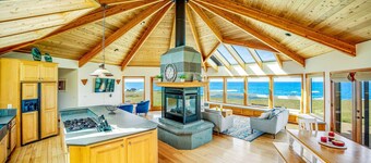 Fort Bragg Oceanfront Home - Hot Tub & Game Room
