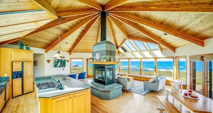 Fort Bragg Oceanfront Home - Hot Tub & Game Room