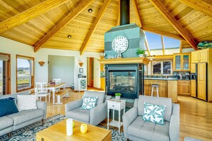 TV, fireplace, video games, table football - Fort Bragg Oceanfront Home - Hot Tub & Game Room (Fort Bragg)