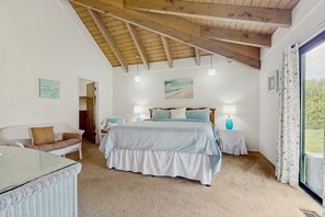 3 bedrooms, iron/ironing board, WiFi, bed sheets - Ocean-View Manor with Large Yard, Walk to Beach (Fort Bragg)