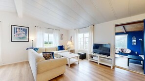 Televisio, takka, stereot, työhuone