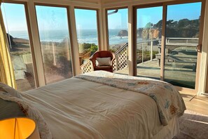 Room - Oceanfront Haven: Hot Tub & Private Beach Access (Fort Bragg)