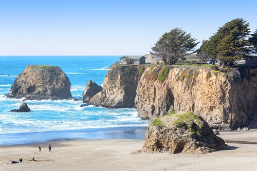 Oceanfront Haven - Hot Tub & Private Beach Access