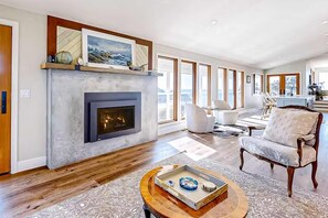 Televisión, chimenea y oficina 